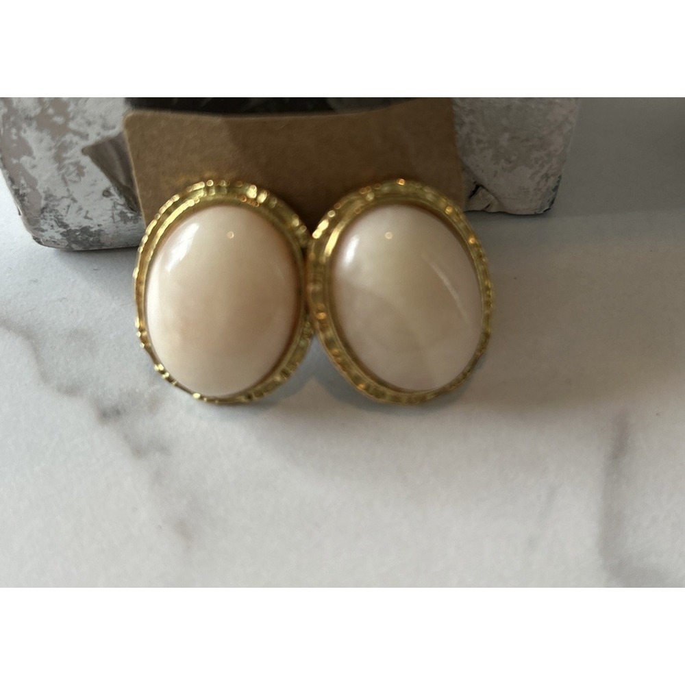 White Enamel & gold tone Light weight Stud Oval Earrings Abt 1"